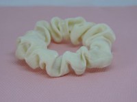 ivoor kleurige scrunchie